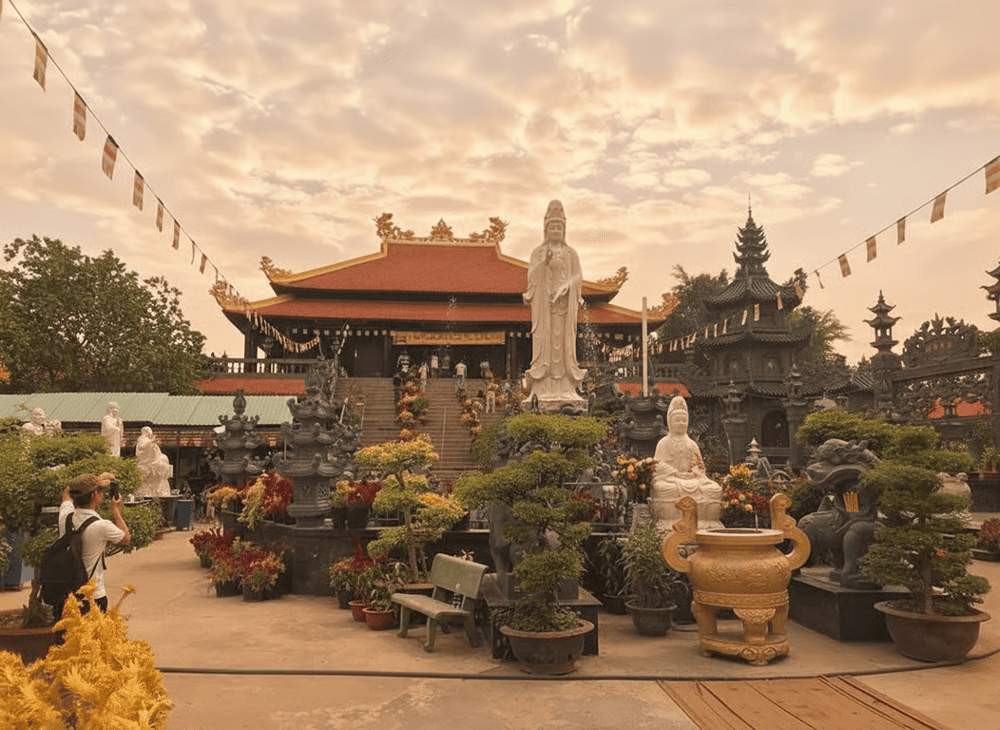 Chùa có nhiều cây xanh, tạo nên không gian mát mẻ và thanh tịnh.